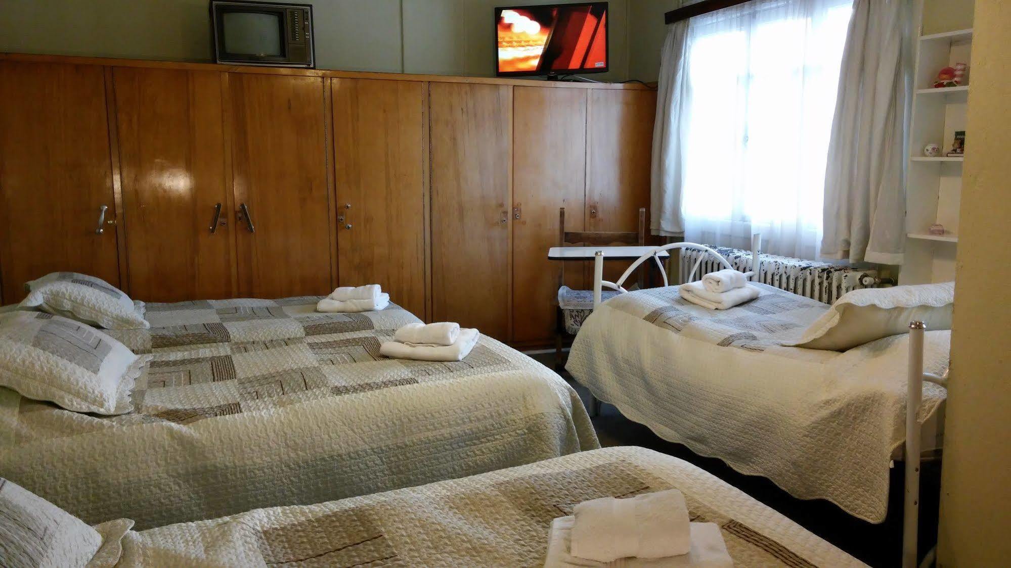 Hostal Y Cabanas Ainil Punta Arenas Exteriör bild