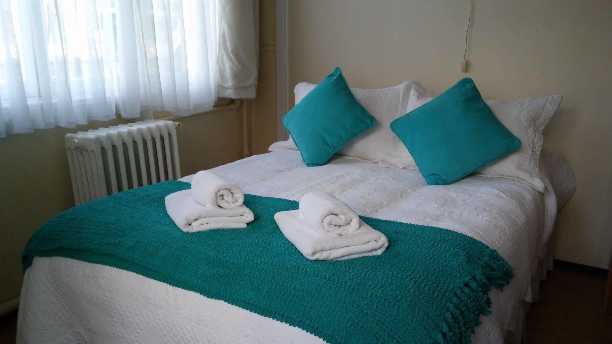 Hostal Y Cabanas Ainil Punta Arenas Exteriör bild